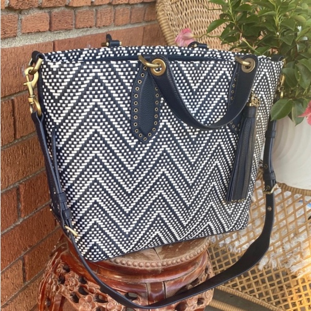 🤍💙gorgeous Micheal kors Brooklyn Large Woven Leather Satchel white and navy 🤍💙 - Picture 3 of 11